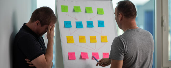 Dwoje ludzi analizuje błąd