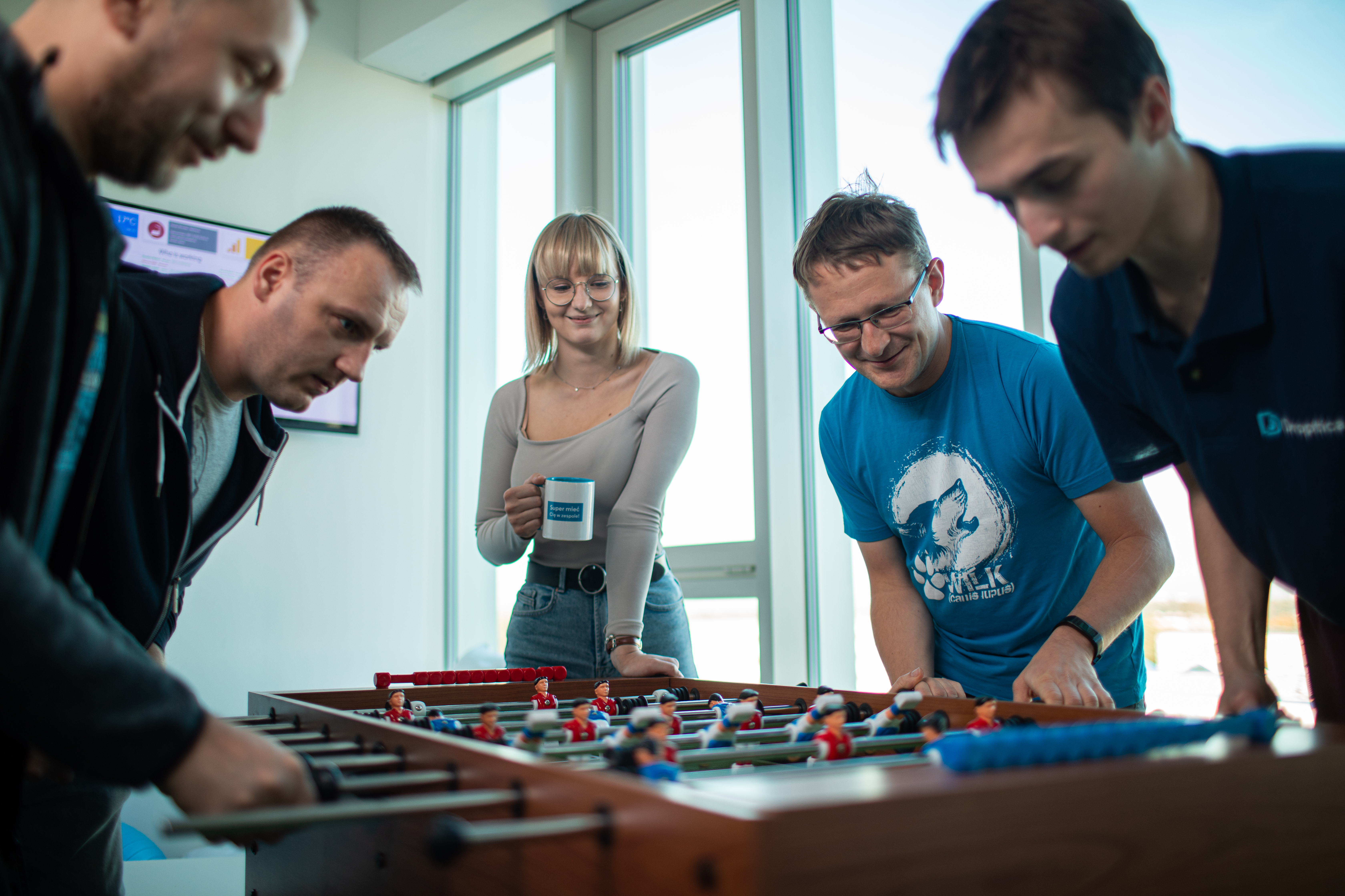 Pracownicy Droptica integrują się grając w piłkarzyki